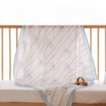 غطاء موسلين مزدوج الطبقات (قماط) - شرائط زرقاء