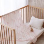 غطاء موسلين مزدوج الطبقات (قماط) - شرائط وردية