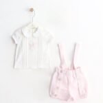 أفرول وردي مع قميص ابيض بياقه رسمة حصان