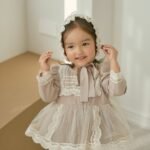 فستان بناتي بطبقه تور ناعمه و الدانتيل الراقي  مع كاب بونية