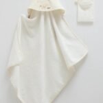 فوطة أطفال برسمة فيل و بوالين ابيض