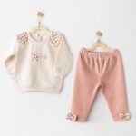 قميص بيج و بنطلون وردي