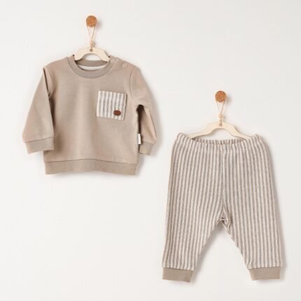 قميص و بنطلون بني