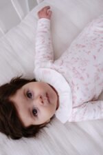 طقم أفرول مع قبعة و بطانية من اتيلييه بابي -مع بوكس اهداء  قطعة من الفرح (وردي) - Image 3