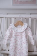 طقم أفرول مع قبعة و بطانية من اتيلييه بابي -مع بوكس اهداء  قطعة من الفرح (وردي) - Image 2