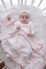 طقم أفرول مع قبعة و بطانية من اتيلييه بابي -مع بوكس اهداء  قطعة من الفرح (وردي) - Image 5