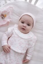 طقم أفرول مع قبعة و بطانية من اتيلييه بابي -مع بوكس اهداء  قطعة من الفرح (وردي) - Image 6